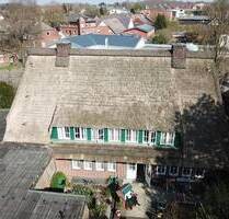 Imposantes Reetdachanwesen mit großzügigem Praxisanbau in 24594 Hohenwestedt