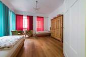 schlafen2_0.jpg - 1 WG-Zimmer in einer über 100m² großen 4**** Ferienwohnung im Konstanzer Zentrum (kompl. Möbliert)
