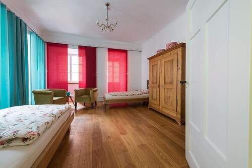 schlafen2_0.jpg - 1 WG-Zimmer in einer über 100m² großen 4**** Ferienwohnung im Konstanzer Zentrum (kompl. Möbliert)
