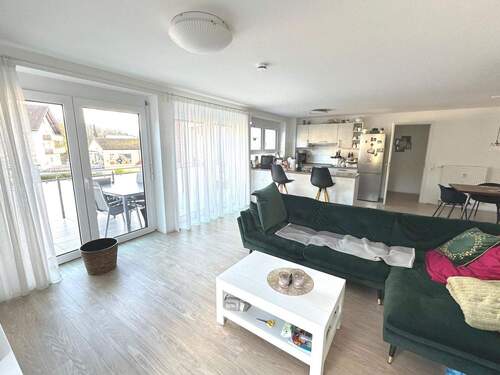 Wohnzimmer Ansicht 1 - Moderne 3-Zimmer-Wohnung beim Lammplatz in zentraler Lage in Bad Krozingen! - für max. 3 Personen -