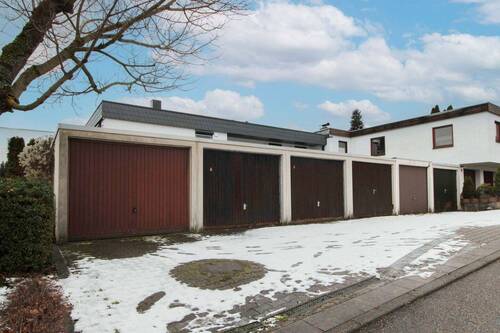 Dazugehörige Garage links Aussen - 