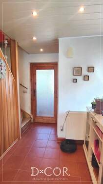 Flur mit Blick zum Eingangsbereich & GästeWC - 