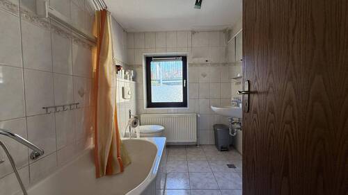 Wohnhaus OG Bad Wohnung - 