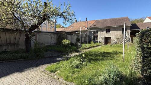 Blick in den Garten und Hinteransicht Nebengebäude - 