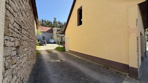 Zufahrt zu den Grundstücken - 1 Zimmer Mehrfamilienhaus, Wohnhaus zum Kaufen in Eckartsberga