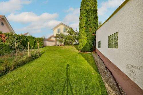 seitlicher Garten - 9 Zimmer Mehrfamilienhaus, Wohnhaus in Birkenfeld