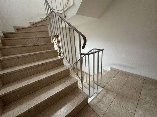 Treppenhaus mit Marmorstufen - 