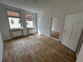 Wohnzimmer - Frisch renovierte 2-Zimmer-Wohnung mit Balkon!