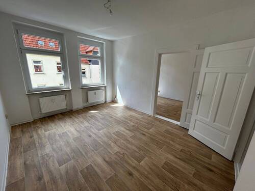 Wohnzimmer - Frisch renovierte 2-Zimmer-Wohnung mit Balkon!