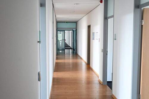Flur zu den Einzelbüros - 