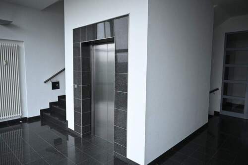 Eingang zum Aufzug - 