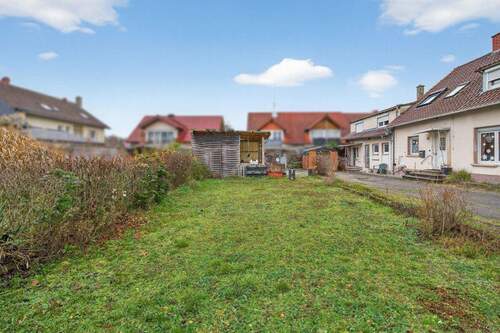 Hofansicht - 5 Zimmer Einfamilienhaus in Karlsruhe