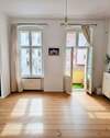 Wohnzimmer mit Balkon - 2 Zimmer Etagenwohnung in Berlin