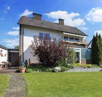 Bielefeld-Brake: Gepflegtes, freistehendes Zweifamilienhaus mit schönem Garten und Garage