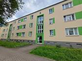 Hausansicht - Bezahlbarer Wohnraum in guter Lage - 1. OG links