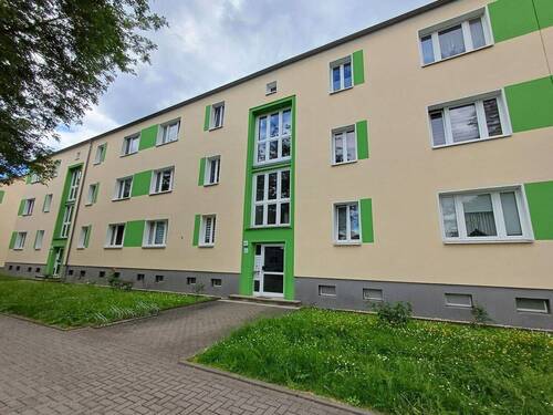 Hausansicht - Bezahlbarer Wohnraum in guter Lage - 1. OG links