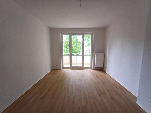Wohnzimmer mit Balkon - 4 Zimmer Etagenwohnung in Merseburg