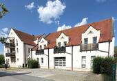 Haus Vorderansicht - Schöne Galeriewohnung mit 2 Balkonen und Stellplatz in bevorzugter Lage