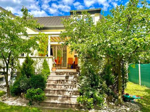 Blick vom Garten auf die Terrasse - 