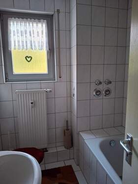 Badezimmer mit Wanne.jpg - 