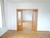 Wohnzimmer mit Tür zum Esszimmer - 