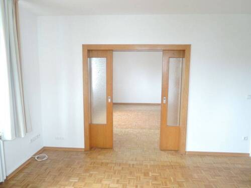 Wohnzimmer mit Tür zum Esszimmer - 