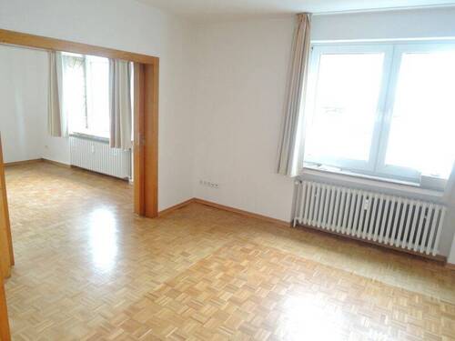Esszimmer mit Tür zum Wohnzimmer - 