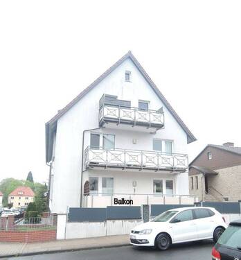 Hausansicht mit Balkonen - Gepflegte, seniorengerechte Erdgeschosswohnung (Hochparterre) mit Balkon in ruhiger, innenstadtnaher Lage