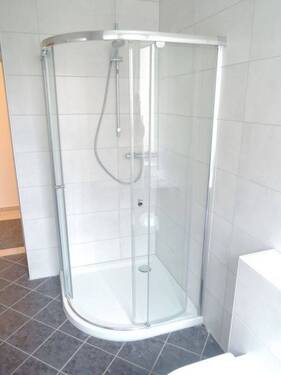Geräumige Dusche - 
