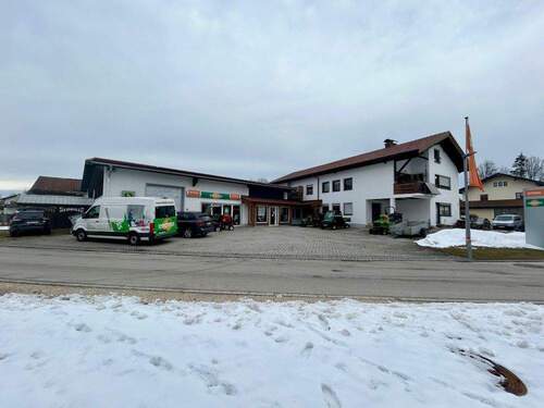 Gebäudeansicht - Gewerbehalle mit Wohn- und Bürohaus