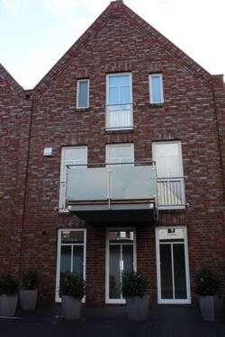 Rückseite des Hauses - Exklusive 2-ZB-Wohnung mit Balkon, Fahrstuhl und Garage