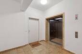 Wohnungseingang und Personenaufzug - 