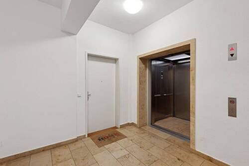 Wohnungseingang und Personenaufzug - 