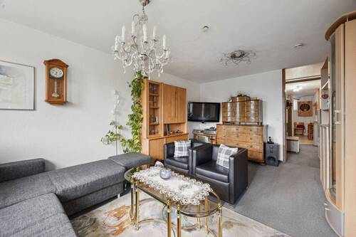 Wohnzimmer - Attraktive 2-Zimmer-Wohnung mit 64 m² in zentraler Lage von Eglosheim