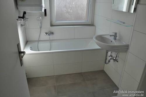 Bad mit Wanne - 