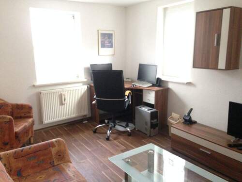Wohnzimmer mit Arbeitsecke - Möblierte 2-Zimmer-Wohnung im 1. Obergeschoss - zentral in Gudensberg