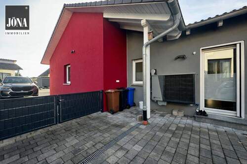 Seitenansicht - Wärmepumpe - Bungalow mit 255,00 m&sup2; in Himmelkron zum Kaufen