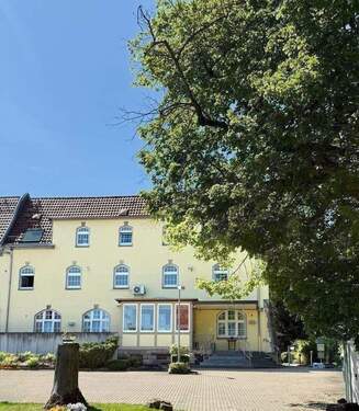 Außenansicht mit Parkplätzen - 3 helle Gewerberäume in Eschwege: Büro, Ausstellung, Verwaltung, Praxis