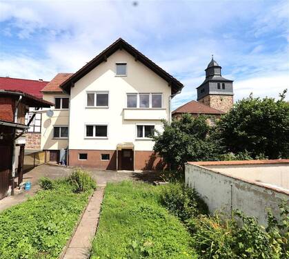 Titelbild - Bezahlbar und Familienfreundlich: Massives Einfamilienhaus mit viel Platz, Garten und Garage