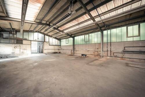 Ansicht - Gewerbehalle mit Kran und 2 Toren!