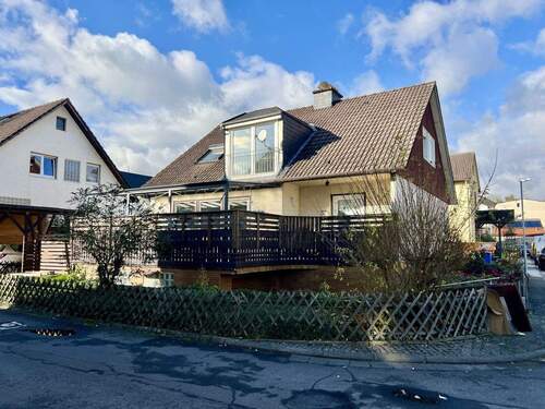 STRASSENANSICHT - HOFHEIM: RENOVIERTES EFH MIT 6 ZIMMERN, 2 BÄDERN, 2 KÜCHEN, GARAGE UND CARPORT
