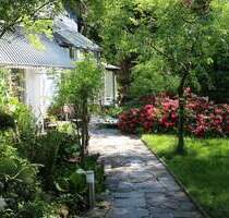 Holzblockbohlenhaus mit Pferdestall, Longierhalle, Paddock und arrondiertem Weideland - Olzheim