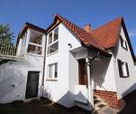 Hausansicht mit bodentiefen Fenstern - 