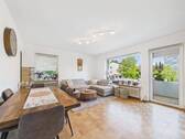 Wohnzimmer mit Balkon - 