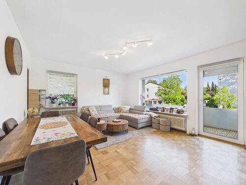 Wohnzimmer mit Balkon - 