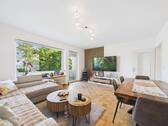 Wohnzimmer mit Balkonzugang - Fernwärme, Stellplatz und solide Miete