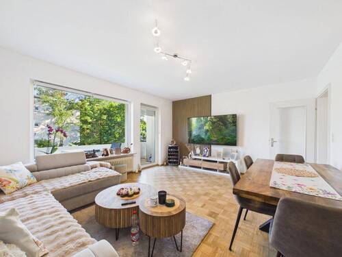 Wohnzimmer mit Balkonzugang - Fernwärme, Stellplatz und solide Miete