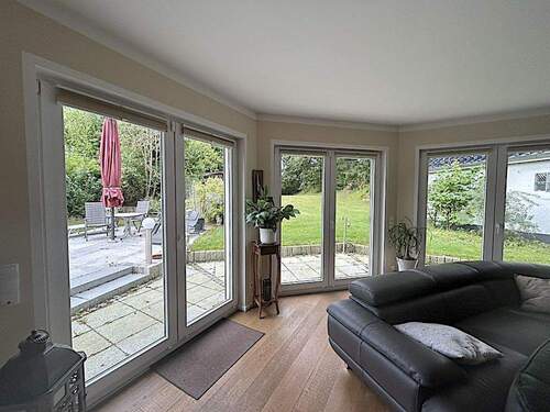 Wohnzimmer mit Gang zur Terrasse - 