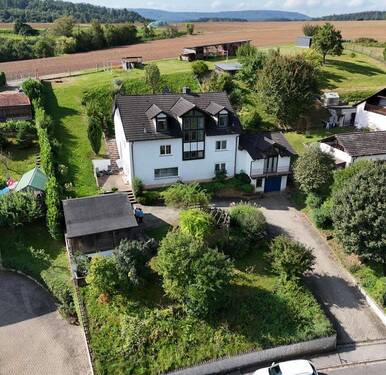 Drohnenansicht - 7 Zimmer Einfamilienhaus zum Kaufen in Rentweinsdorf