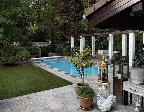 Pool - Wohnen am Wald: Stilvoller Architektenbungalow mit Sauna und Außenpool auf großzügigem Grundstück